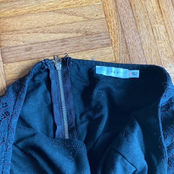 Lush lace halter top Simons - Picture 2 of 4